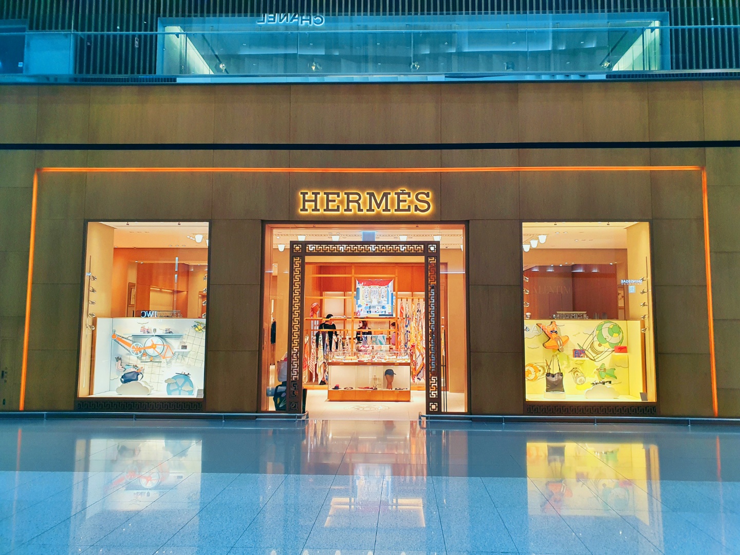 [Hermes’s anti-marketing window display reinforcing artistic sentiment. Photo Credit: Minso Kim]