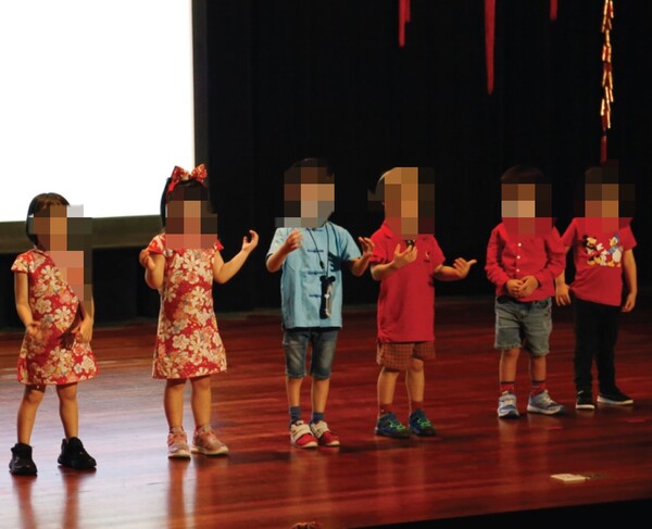 [G2 students performing sign language with a Chinese song. Photo credit: Yeji Seo] 