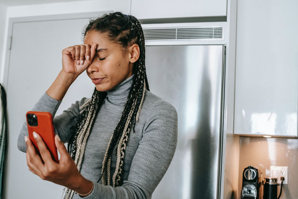 [Women struggling with Phone-Phobia|Photo Credits to Pexels]