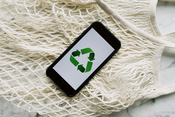 [Phone with the recycling sign, Photo Credits to Pexels]