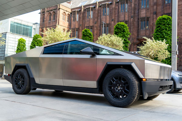 Las Vegas police arrests a man who is accused of litting fire on Tesla ...